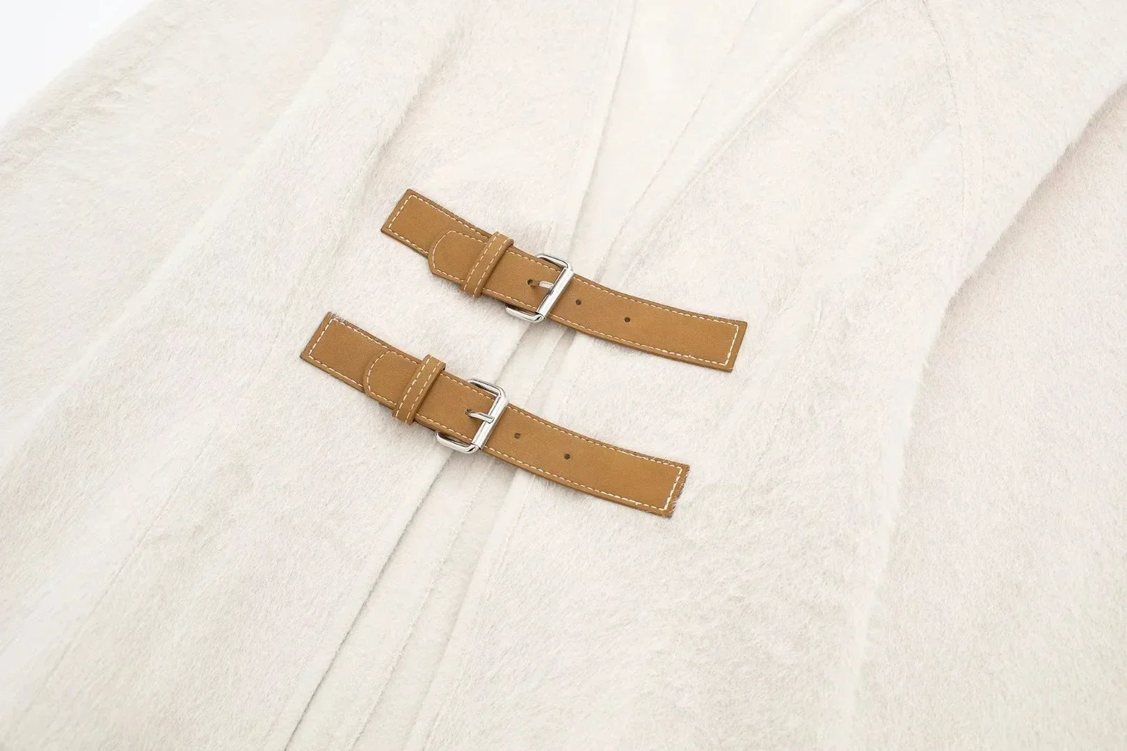 Alysha מעיל צמר בגזרת וי עם אבזמים