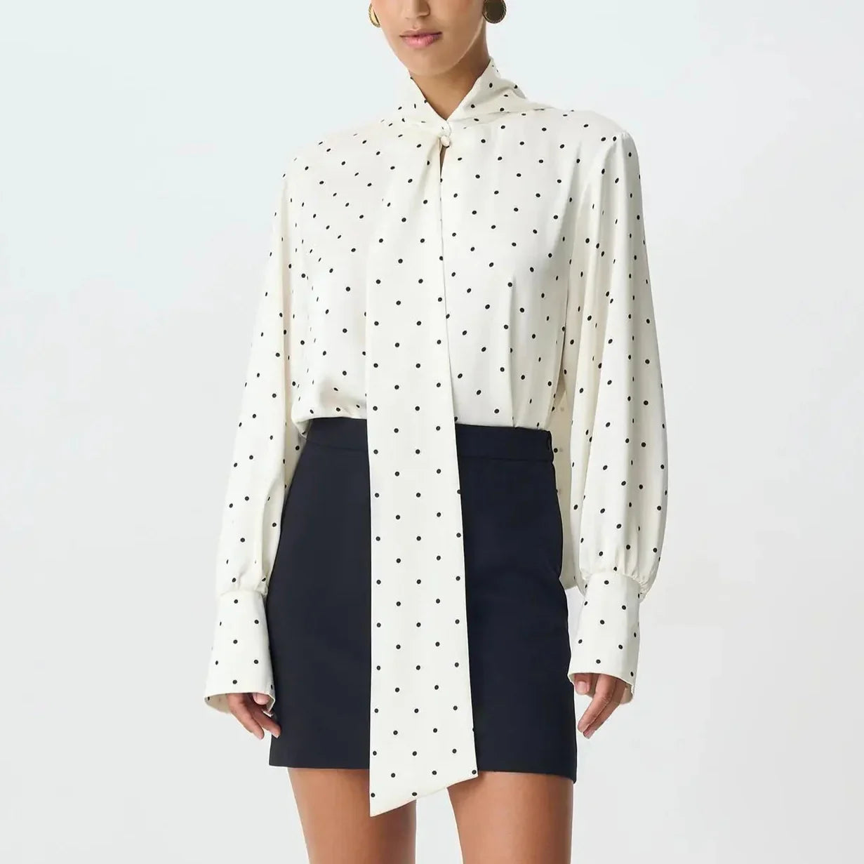 Monica חולצת פולקה דוט סאטן עם קשירה
