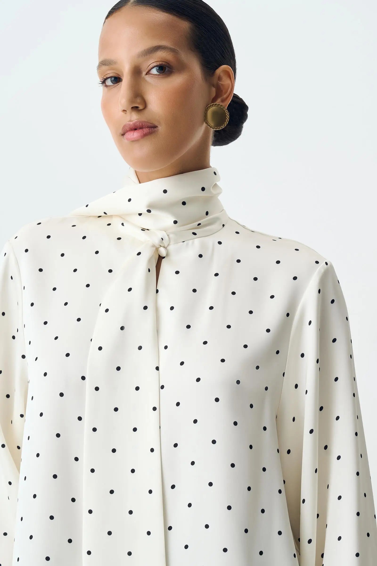 Monica חולצת פולקה דוט סאטן עם קשירה