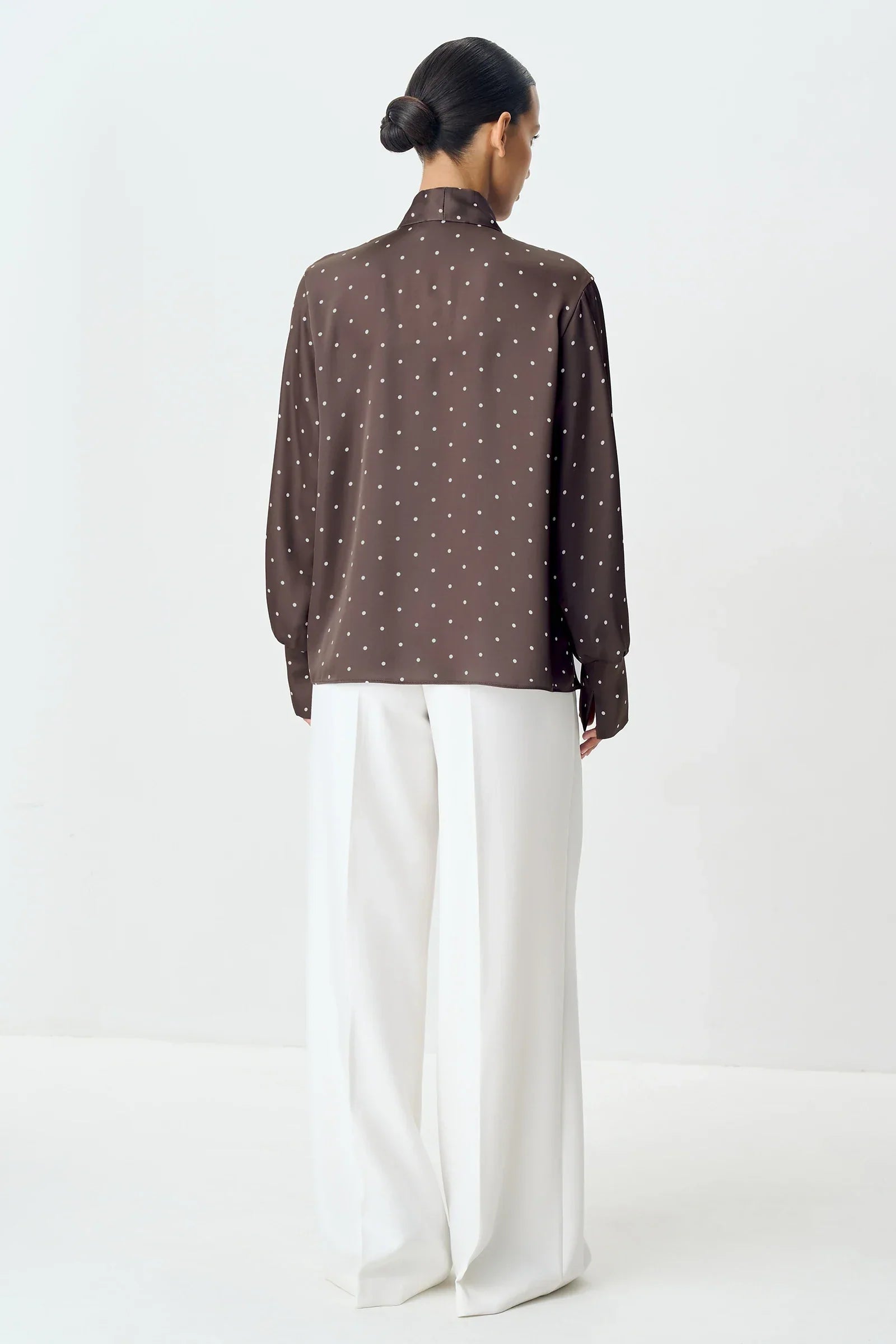 Monica חולצת פולקה דוט סאטן עם קשירה