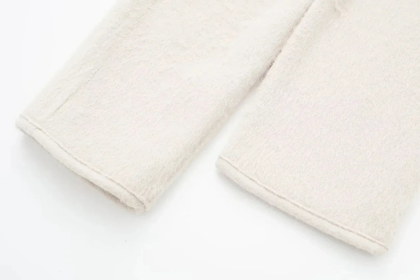 Alysha מעיל צמר בגזרת וי עם אבזמים